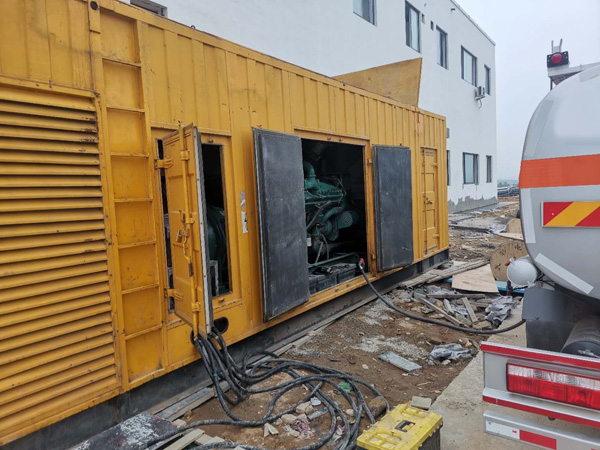 军垦路街道如何在发电机出租合同中约定设备的维修和保养责任？