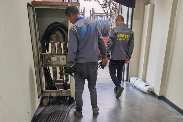 军垦路街道柴油发电机组的输出电压调节方式对设备性能有哪些影响？